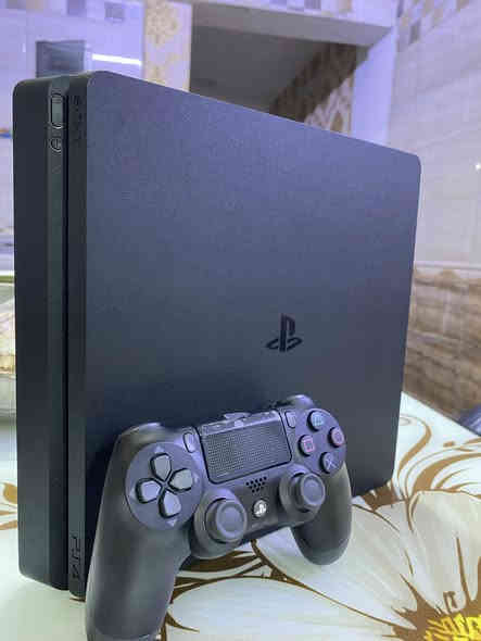 السلام عليكم 
ps4 slim اونلاين
نظافة 100% لوك ستيكر مكفول
لا مصلح ولا مفتوح 
كامل ملحقاته وياه كيبلاتة واليدة 
نظيفة مابيها اي مشكلة + حساب عربي اماراتي يحتوي مكتبة العاب ضخمة85 لعبة مملوكات مو اشتراك تبقى وياك مدى الحياة وكذلك ضمان الحساب مدى الحياة متنزل حوالي 15 لعبة جاهزات موضحات بالفيديو 
سعر الجهاز 225 وبي مجال 
مكاني بغداد السيدية حي الشباب
رقمي ***********
