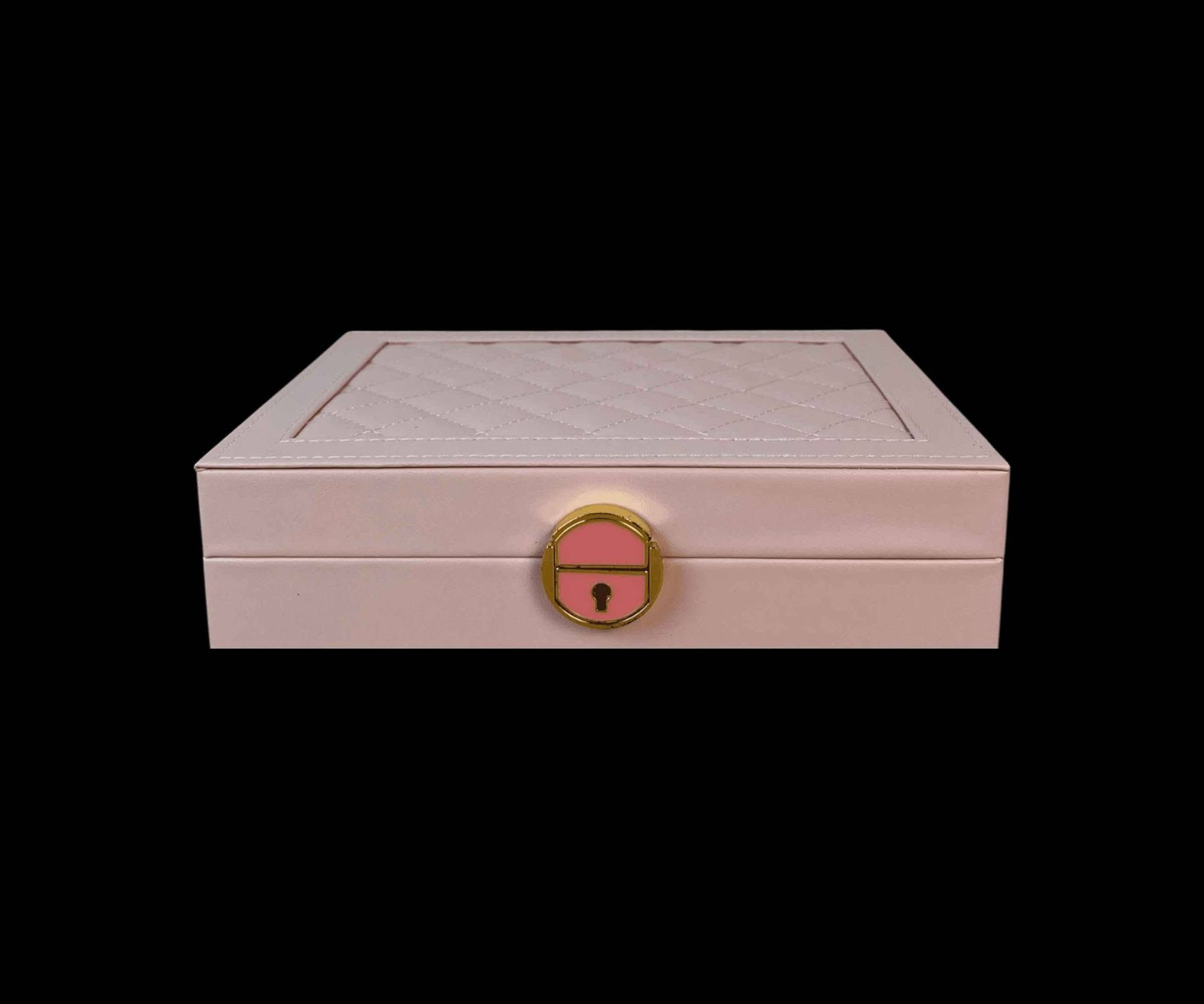 المميزات:
1.تصميم خارجي من الجلد المبطن (Quilted Leather) بلمسة عصرية وأنيقة.
2.مزود بقفل معدني ذهبي مع مفتاح خاص لضمان الخصوصية والأمان.
3.تقسیمات داخلية ذكية (8) خطافات للقلائد، قاعدة للأقراط مسارات للخواتم، ومكان مخصص للساعة).
4.بطانة داخلية من المخمل الناعم لحماية المجوهرات من الخدوش.
5.تصمیم مدمج وخفيف الوزن يسهل حمله في حقائب السفر.

محتويات الصندوق:
صندوق تنظيم الإكسسوارات 1
مفتاح ذهي صغير للقفل 1
تغليف كرتوني يحمي المنتج.

للاستفسار التواصل عبر الخاص. 
وشكراً. النجف, العراق


**إذا كنت صاحب هذا الإعلان وتريد حذفه لأي سبب، رجاءا أرسل رسالة إلى الدعم الفني**