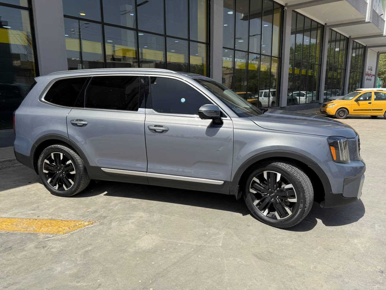 مساء الخير :
كيا تيلورايد sx برستيج  مديل 24 ڤول مواصفات لون منيز بنفسجي عاكس ماشية 16 الف ميل بأسمي حرة بدون رقم حادثهة تبديل بنيد وجاملغ الايمن فقط وربع الجاملغ الايسر مصبوغ وبيهة اكو رصعات صايرة بالتكم اثار الشحن مبينة بالصور السيارة حلوة وجديدة بدون دواخل لا لغود ولا شواصي وبدون إيرباگ مكانهة بغداد الحرية السعر 265$ للأستفسار الاتصال ***********
رقم الشاصي 5XYP5DGC1RG437441
اخوان فقط بيع مستعجل على بيعتهة وبدون مراوس
