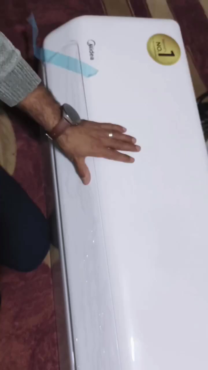 "لما أنصحكم بجهاز Midea Pro Max الواحة… فهالشي مو اعتباطًا أبداً ❗⚡

هذا الاختيار جاي من تجربة وفهم حقيقي للسوق ولأجواء الصيف القاسية 🔥

🔹 أول نقطة مهمة: الجهاز بطنية 2.16 طن ❄️ يعني مو مجرد طنين عادي… بل أعلى من الطنين حتى يضمن لك أداء حقيقي 💯
 خصوصاً بفصل الصيف لما الحرارة توصل لأرقام عالية 🌡️

🔹 النتيجة؟ تبريد ثابت ❄️ + أداء مستقر ⚙️ + راحة بدون ضغط على الجهاز 🔋

🔹 الميزة الثانية الذكية: بمجرد تفتح الباب الخارجي 🔧 راح تلاقي الكارت الداخلي مباشرة 👌

وهذا الشي يوفر: ⏱️ وقت بالصيانة
🧠 سهولة بالفحص
⚡ سرعة بالتشخيص
🔹 الخلاصة: الجهاز يجمع بين: 💪 القوة
👑 الفخامة
⚙️ الذكاء بالتصميم

المهندس حسين الزبيدي    /    ***********

..
