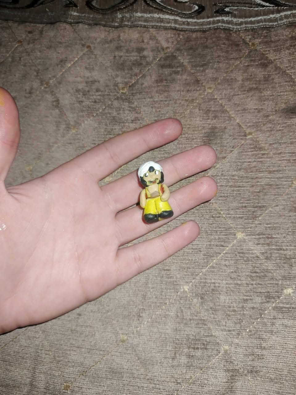 السلام عليكم مجسم سندباد صغير جدا مثل ما واضح عمل يدوي الصنع 
مادة الصنع صلصال بوليمر حراري 
التفاصيل صغيره جدا وبيها عيوب جانبية بسبب صغر حجمه
اليريده يتفضل خاص ويدلل 
يتوفر توصيل كافة المحافظات


**إذا كنت صاحب هذا الإعلان وتريد حذفه لأي سبب، رجاءا أرسل رسالة إلى الدعم الفني**