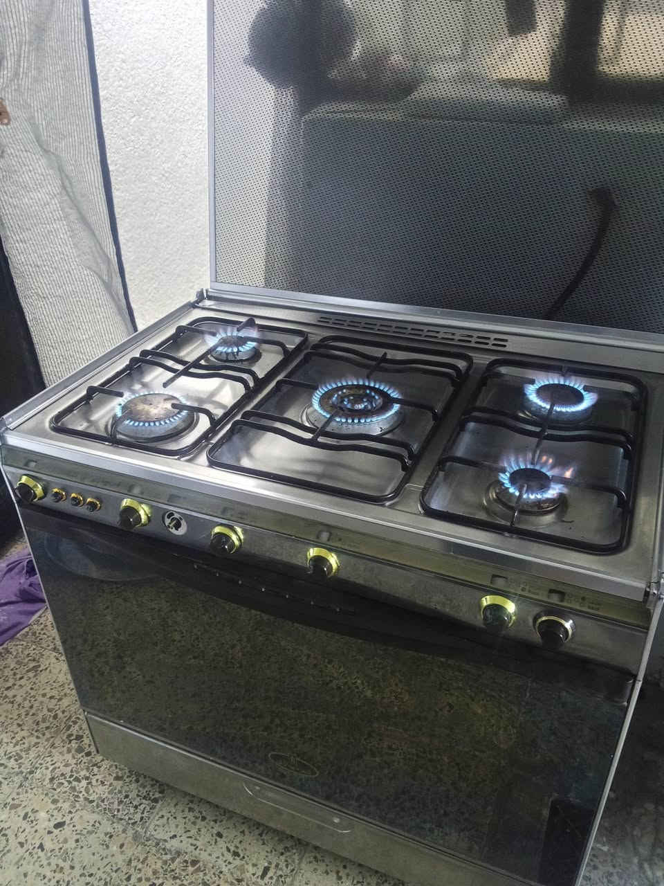 السلام عليكم بيع طباخ كريازي شغال السعر 200وبيه مجال الموقع الشرطة الرابعه الرقم ***********
