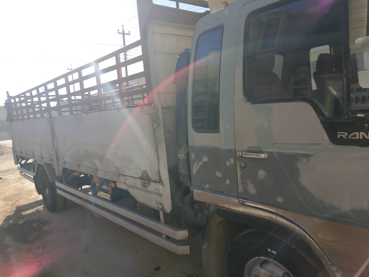 السلام عليكم هينو سبعين عادي بيهة بخار بس صرف مابيهة تخم تاير السنويه ماصاقطه رقم  الطول سته وربع سيارة جاهزة كهربائيات كلهة شغاله *********** بس الغمارة عوزه صبق بس
