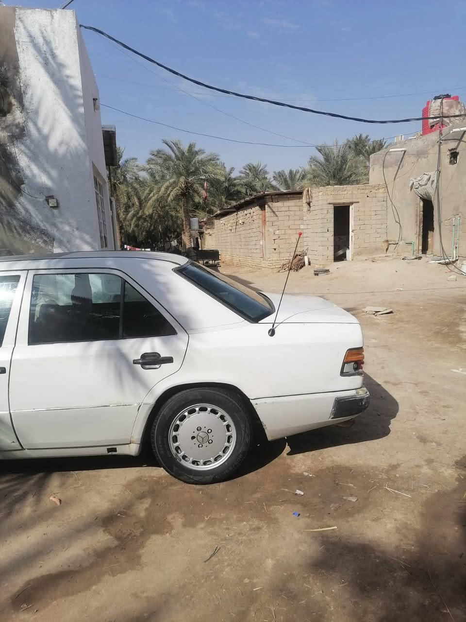 سياره مرسدس أللبيع كير ومكينه مكفوله السعر 40بيه مجال رقم صاحب السياره ***********
