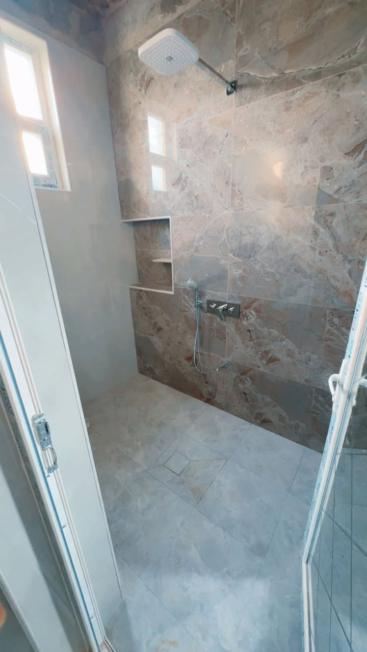 اللهم صلي على محمد وال محمد 
السلام عليكم حبايب 
بيت زيرو مثل ماموضح بلصور 
يتكون من 
غرف عدد 2 
استقبال 
مطبخ حار + بارد 
صاله مفتوحه 
مجمع صحيات 
بناء كله درجه اولى مع التصوير الي يحب يشوف من الاساس 
طابق واحد 
الموقع/ كاع الفلسطيني قطع موسى عقيل على الشارع العام 
المساحه:200 متر وبلواقع احله هواي من الصور على شوارع 10 متر 
للتواصل والاستفسار 
***********//***********
السعر 130 وبي مجال
