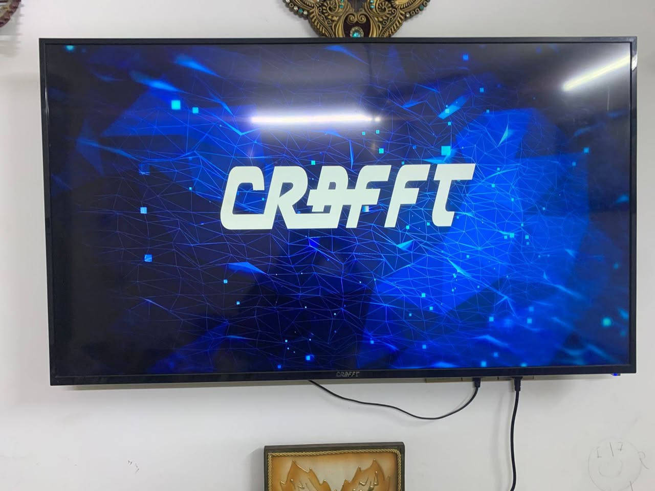 الماركة: CRAFT
الحجم: 60 إنچ
النوع: Smart TV LED

✅ المواصفات:
 • شاشة سمارت 60 بوصة
 • نظام ذكي مع تطبيقات مثل YouTube و Netflix
 • اتصال Wi-Fi للإنترنت
 • ميزة Cast لعرض شاشة الموبايل على التلفزيون
 • منافذ HDMI ×3
 • منافذ USB ×2
 • مدخل AV و مدخل رسيفر عادي
 • تشغيل أفلام وصور من الفلاش (USB)
 • ريموت كنترول
 • مناسبة للأفلام والألعاب والبلايستيشن

📺 دقة الصورة قد تكون Full HD أو 4K حسب الموديل، وغالبًا شاشات 60 إنش تكون بدقة عالية مع نظام سمارت وتطبيقات بث. سعر 500وبيها مجال ***********
