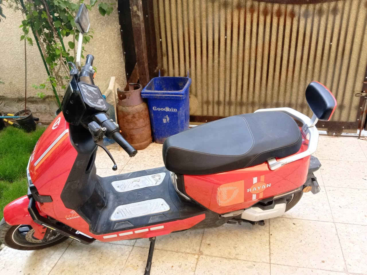 دراجه وحش الكون نظيفه صار لي خمس اشهر من ماخذها ما ماشيه بيها هواي السعر 850 وتمشيك 70 كيلو والسرعه 75 حقيقي رقم الهاتف ***********
