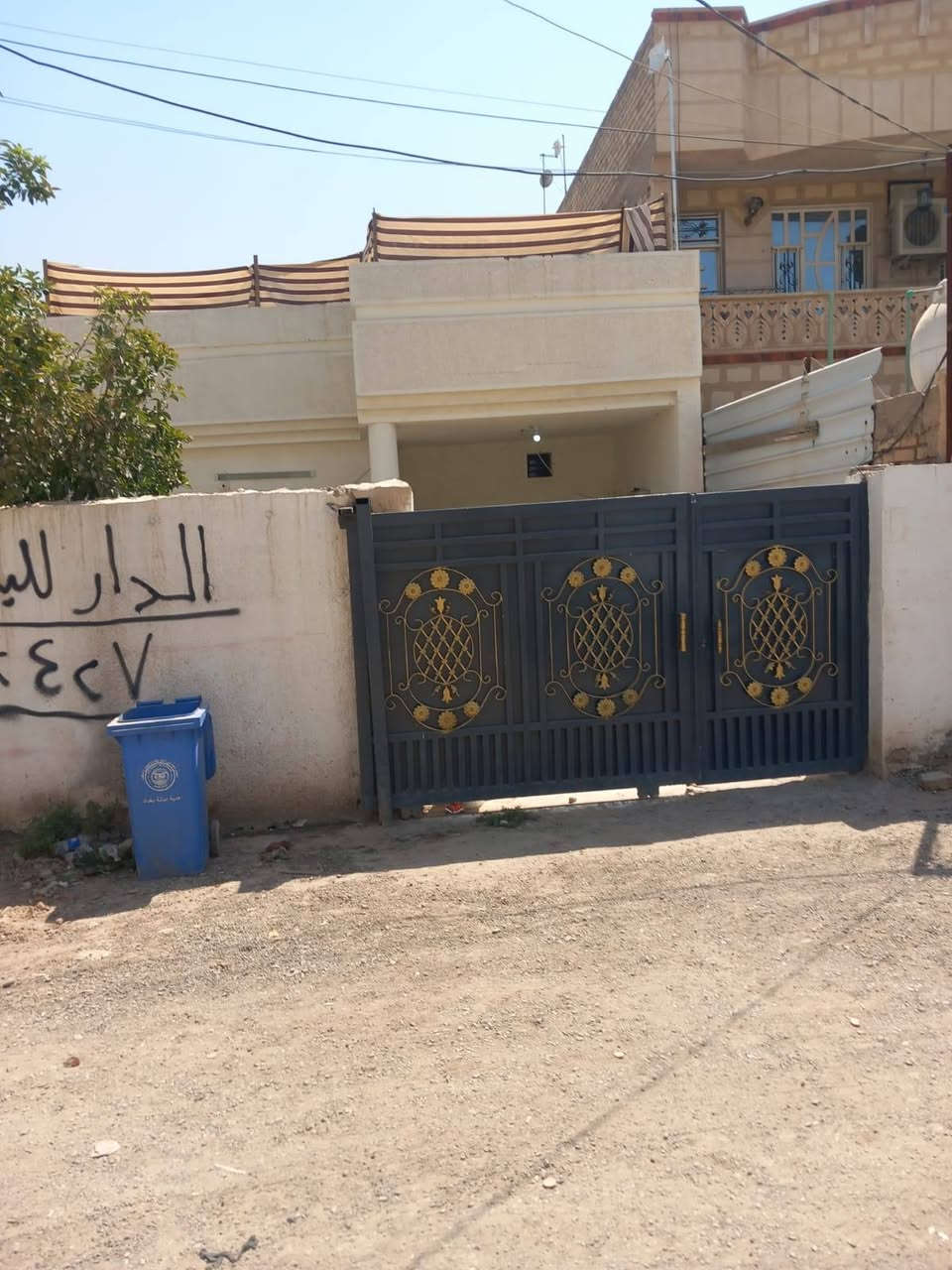 السلام عليكم 
دار للبيع مساحة ١٥٠ متر الواجهة ٧ ونص في ٢٠
يحتوي على صالة ومطبخ وخدمات وكراج وغرفة نوم عدد ٢
وحديقة 
طابو سكني يؤخذ عليه قرض 
الراشدية القدس الاعلام يبعد ٥٠ متر على شارع رئيسي 
للاتصال ***********
