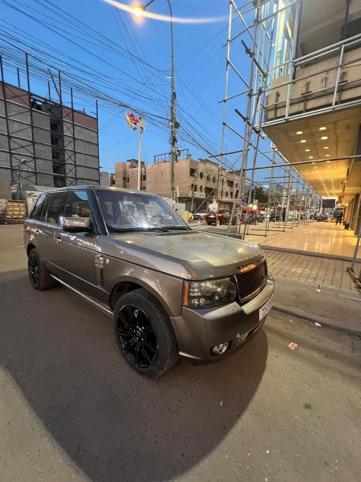السلام عليكم
رانج روفر فوك 2010 خليجي وكالة (سردار) 
 رقم اربيل (الجديد) 
السيارة  بدون ضربة بدون تبديل قطع كلة على وضع الشركة
فقط  الدعامية الامامي و الخلفي مرشوشات جمالية
و الجاملغ الخلفي الايسر صبغ بارد اثر  طخة صغيرة 
السيارة فول مواصفات
محرك 8 سلندر عادي محسن
كامرة خلفية
حساسات 360 درجة
جكات كهرباء تصعد و تنزل السياة
جبلي. طرقة زلقة. ثلوج. مرتفعات. منحدرات
مري شفط
تبريد قطعتين
وضعيات قيادة مختلفة سبورت وعادي
فتحة سقف
بصمة ابواب
غرفتها شخط ما بيها  تحكم كشنات 8 حركات 
نضام انارة عالي ناصي ويا فرة  الستيرن  الايتات تصعد و تنزل حسب حركة السيارة  حساس
السيارة كاملة بدون نقص كلة على وضع شركة ما ملعوب بيها ابد  وبعد بيها مواصفات خير من الله  
تريد وكالة تريد تحولي
العنوان بغداد
***********
