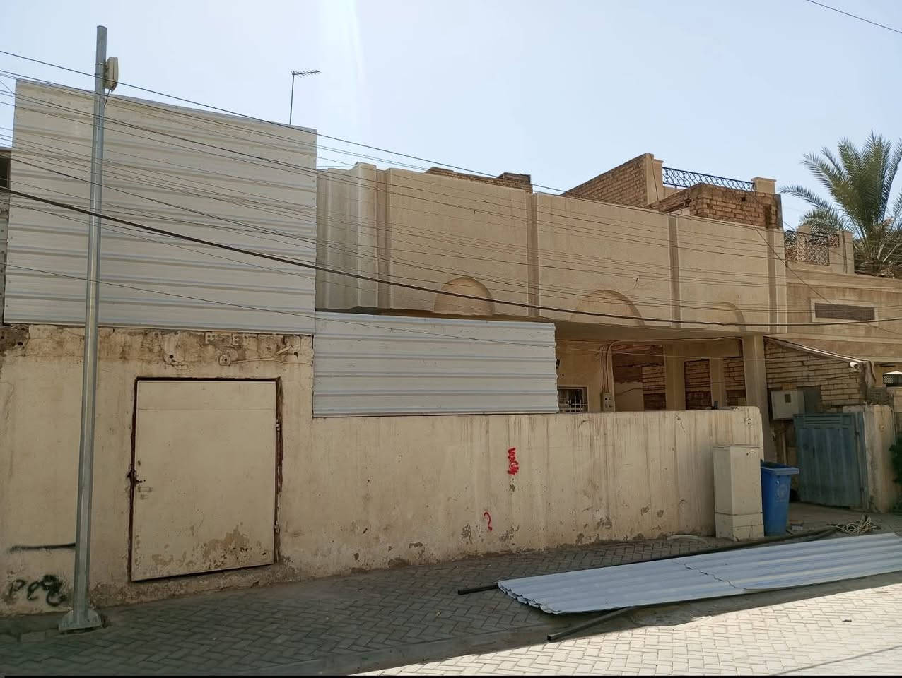 السلام عليكم تعلن شركة الجبوري للعقار والمقاولات العامه عن بيع دار ملك صرف سكني في منطقة الكريعات الكويتي بناء قديم
1 المساحة 192 مترررر
2 الواجه 12 مترررر 
3 النزال 16 متررر 
4 عرض الشارع 10 مترررر كامل الاخدمات 
5 السعر مليونين المتر الواحد وبي مجال 
يتكون من طابقين وبيتونه وسطح 
عنوان الشركة الكريعات الكويتي شارع حسينية ابي تراب قرب فلكة القرغولي استفسار اتصال على الارقام التاليه 
*********** أبو صكر الجبوري 
***********
