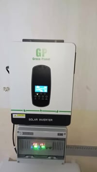 طاقة شمسية • إنفرتر ٣٫٧ كيلوواط • بطارية ٥٫٥ كيلوواط