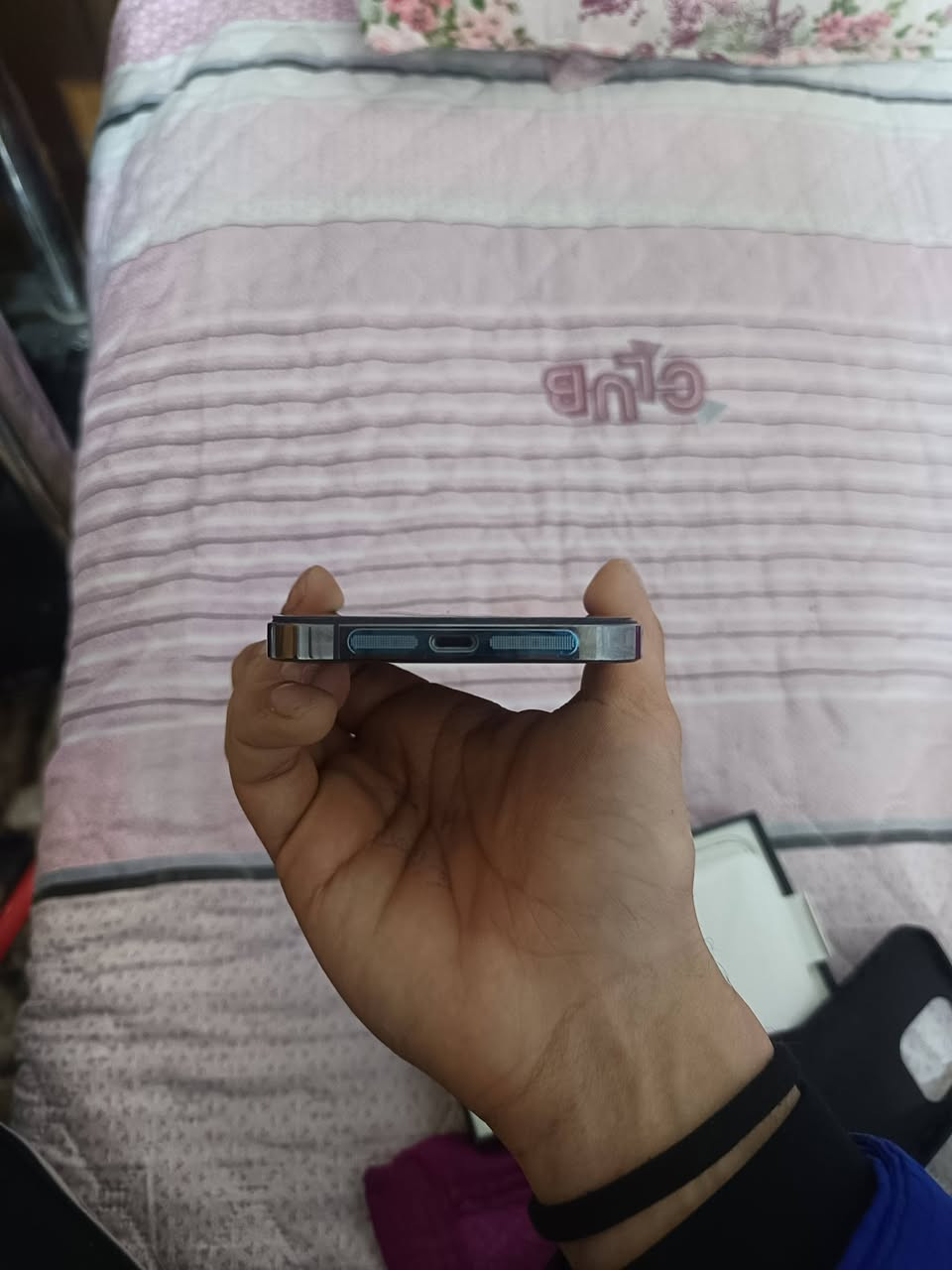 السلام عليكم للبيع13 برو ماكس 
دبل سيم كارت كارتونه مطابقه ذاكره256 
بطاريه 100مبدله ومبدل شاشه السعر 525 وبي مجال مكاني كربلاء حي العامل  مستعجل ع بيعتهه كلش***********
