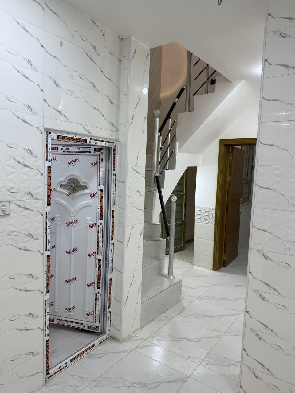 بيت للبيع ٥٠متر طابق ونص بناء طابوك مجمع الغدير خلف الفيزه التركيه
غرفتين نوم 
صاله 
حمام عدد ٢
مطبخ 
***********
