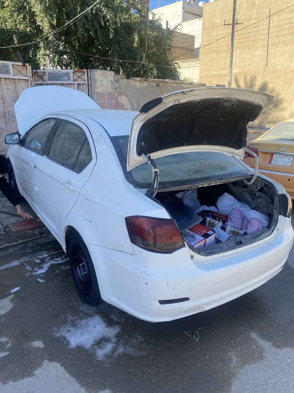 فولكس كريت ويل ١١ كير عادي
مكينه كورلاء جديده توني شادهه قبل اشهر لا تنقيص لا تبخير 
رقم بغداد ب اسمي تحويل مباشر سنويه ٢٩ 
حداديه جديده تخم تاير جديد 
السياره عوزهه ترتيبات بسيطه بيهه خياسات بالدوس 
مكاني بغداد مدينه الصدر 
السعر ٤٠ وبيهه مجال 
***********
