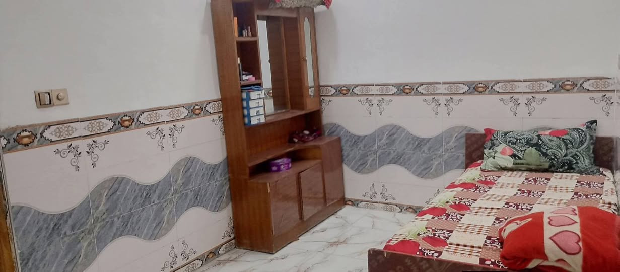 السلام عليكم ورحمه الله وبركاته 
#بيت_للبيع_المساحة_200متر
زراعي سند ٢٥ 
يحتوي ع طرمة و ستقبال ومطبخ وحمامات داخلية وخارجية 
غرفتين كبار وغرفة صغيرة 
وصاله ومسلك خلفي 
العنوان حي العسكري نزلة الشهيد عمار شارع 15 
للأستفسار الأتصال ع رقم ***********
او مراسلة الخاص
