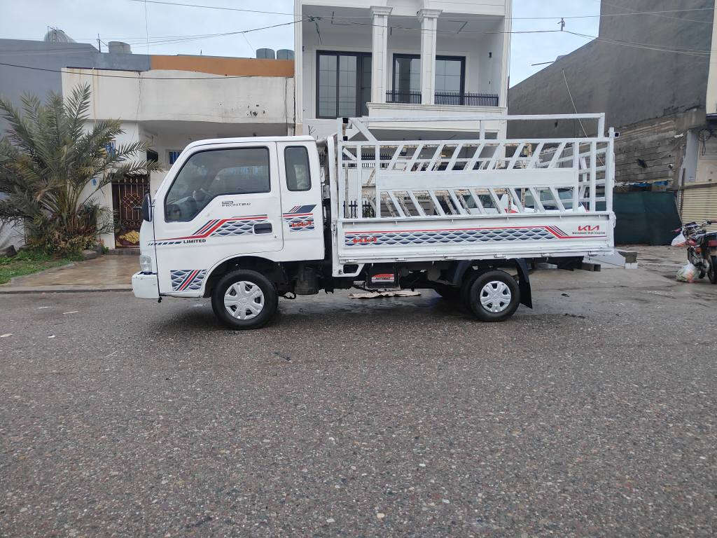 ماڵی ئیش و کاسبیە ئەم سەیارەیە کیاى ڤونتيرا دووبارە نەبڕاوە 
مۆدێل2000  شوێن هەولێر
***********  ***********
گێر و مەکینە و ئەکسل مەزبووتە جام کارەبایە ناوگاعیە
 ویل کەپە  سەیارەیەکی جوان و بەهەڵمەتە کەم گاز ئەخوات شەش تایە خاوێن و مەزبوت
 ئەو چەم چەیەی سەری لەگەڵێتی  سەیارەیکی جوان و ماڵی کاسبیە ئەوەی خوازیارە با تەلەفوون بکات سعری 28$ وەرەقە أربيل, العراق
