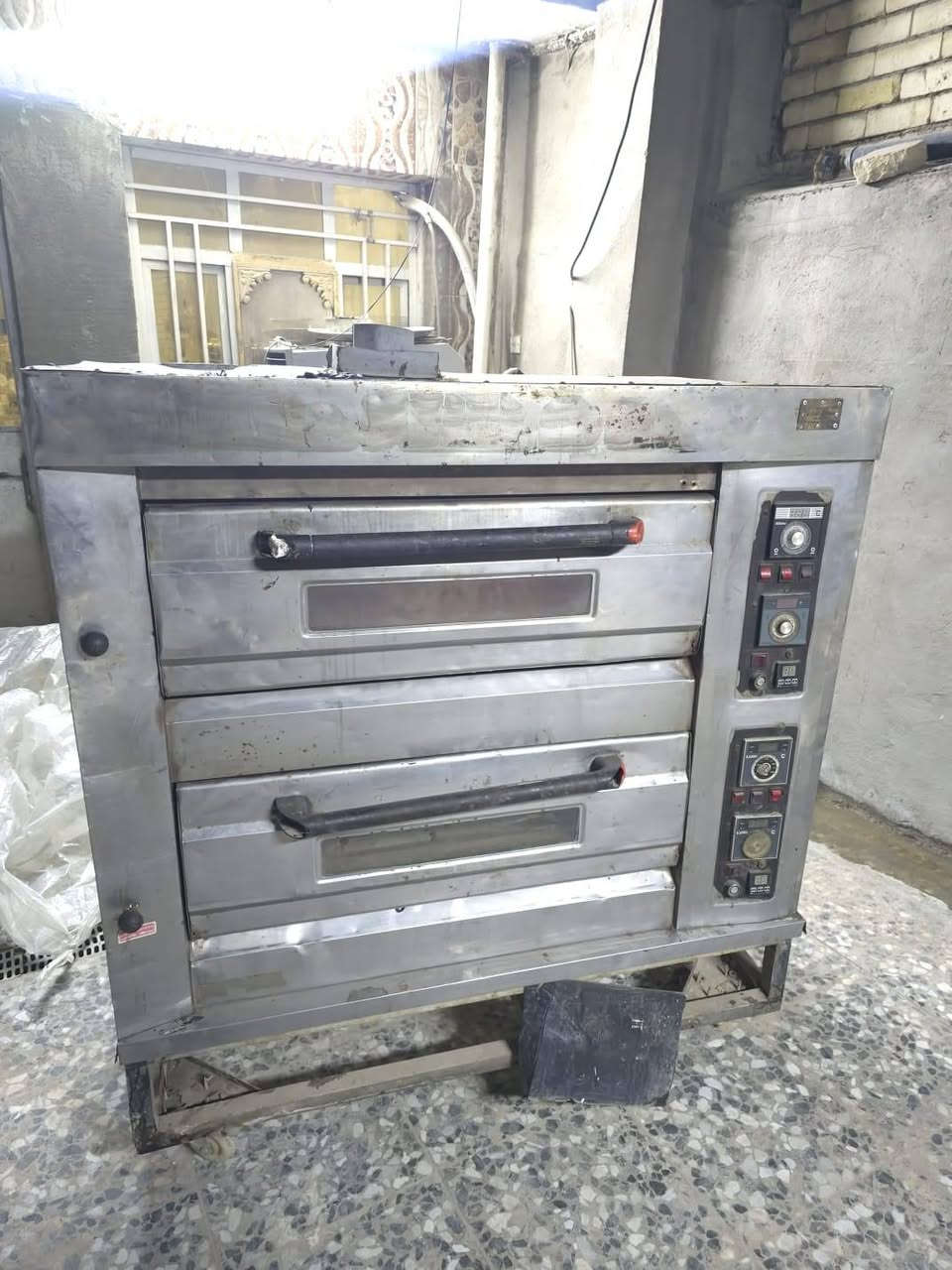 السلام عليكم / فرن لبيع يشتغل كهرباء و غاز/المكان بغداد البلديات
***********
