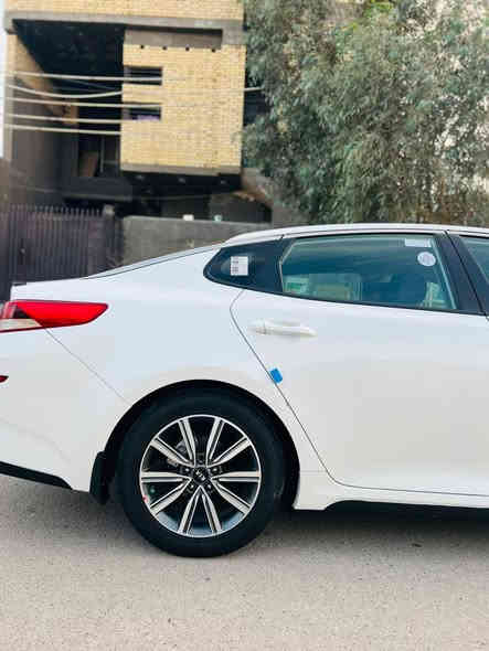 السيارة: كيا أوبتيما خليجي 2020 🇰🇷
الحالة: سيارة تمام حلوه ونظيفة جدًا ✨، مكفولة من كل شيء.
المواصفات الرئيسية:
 * المحرك: 2400 دوش.
 * المسافة المقطوعة: ماشية 100,000 حقيقي.
 * التسجيل: رقم بصره دولي 🇮🇶، سنوية لغاية 2032 🗓️.
المزايا:
 * مواصفات الشركة الدولية (كاملة) 💎
 * حساس أمامي وخلفي.
 * LED أمامي 💡
 * شاشة وكاميرا خلفية 📸
 * ويل كب كروم، سبير منازل.
 * حدادية وتخم تاير جديد ⚙️
السعر:
 * 198 ورقة (قابلة للتفاوض البسيط).
للتواصل:
 * يرجى الاتصال على الرقم: [***********]
