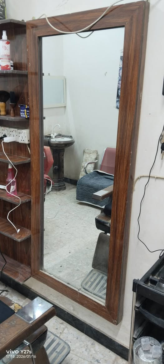 كراسي عدد ٢ ومرايات عدد ٢ وفاترينه وسطيه ٢٠٠ قفل🔒مكاني الحله حي نادر الشارع الخدمي
موجود واتساب ***********
