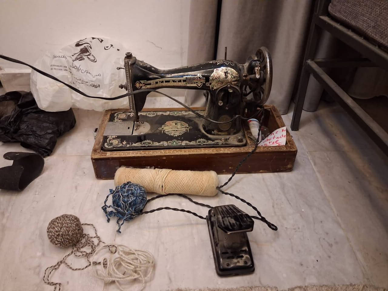 ✨ ماكينة خياطة قديمة أصلية – سنجر (Singer) ✨
ماكينة خياطة كلاسيكية عتيقة من شركة سنجر العالمية، تصميم معدني قوي بلون أسود مع زخارف ذهبية فخمة تعطيها طابع تراثي مميز.
🔹 تعمل على موتور كهرباء مع دواسة قدم
🔹 بحالة جيدة وتعمل بشكل ممتاز
🔹 مناسبة للخياطة المنزلية والأقمشة المتوسطة
🔹 مصنوعة من حديد ثقيل عالي الجودة (تحمل عالي)
🔹 الموديل من الفئة الكلاسيكية (قريبة من موديل 15 الشهير)
🔹 يعود تصنيع هذا النوع تقريبًا للفترة بين 1920 – 1950
🔹 هذا الموديل يعتبر من أكثر ماكينات سنجر انتشارًا وقوة واستمر إنتاجه لأكثر من 100 سنة �
singersewinginfo.co.uk +1
📦 المرفقات:
✔ إبر الماكينة الأصلية داخل العلبة
✔ خيوط كما هو ظاهر بالصورة + خيوط إضافية
💡 مناسبة للاستخدام أو للديكور (قطعة تراثية مميزة)
💰 السعر: مناسب جدًا


**إذا كنت صاحب هذا الإعلان وتريد حذفه لأي سبب، رجاءا أرسل رسالة إلى الدعم الفني**