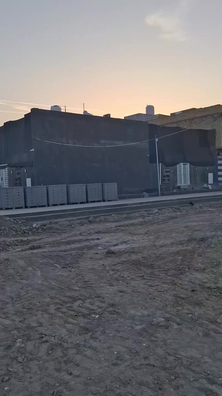 بيت للبيع مساحة ((((100م ركن وجه واحد ع شارع 20م وشارع 10م وساحه)))) بناء حديث طابوق كونكريت//// يتكون من غرفة وصالة واستقبال ومطبخ وصحيات وبيتونه //// العنوان الاسكان الصناعي منطقة الحرية ال3000 
السعر وصور البيت ع الخاص
***********
