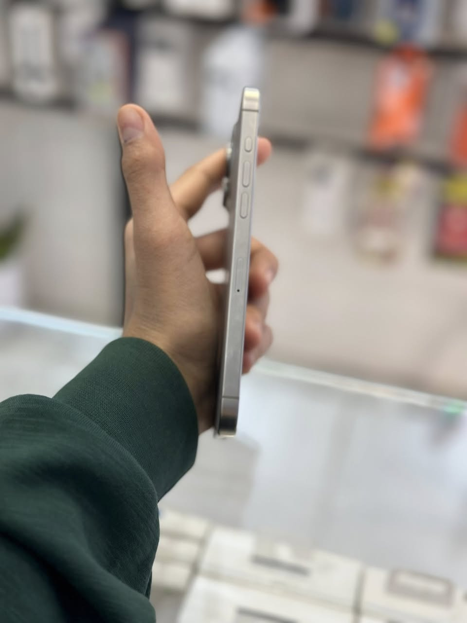 آيفون 15 بروماكس ذاكره 256 بطارية 🔋 86 السعر 950 ألف فقط يوجد خدمه توصيل لجميع المحافظات للاستفسارات ع الرقم ***********
