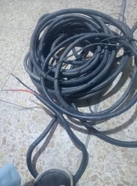 كيبل للبيع مستعمل خطين 2×6 طول القطعة الأولى 26متر والثانية 21متر والث...