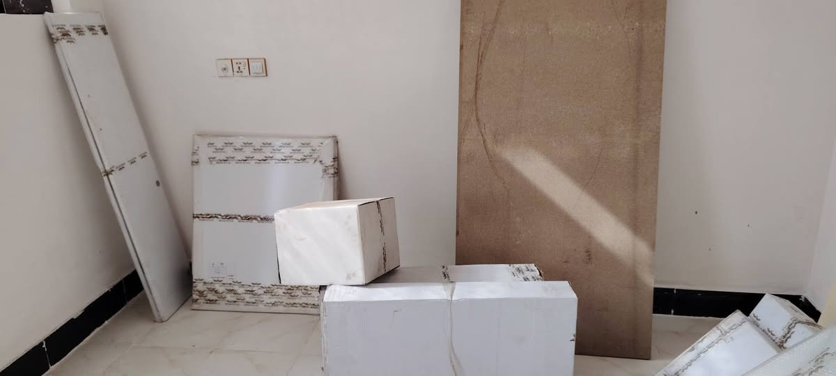 غرفه نوم تركي بيضه بعدها ما مشدوده بكراتينها ما مفتوحه من الكراتين يعني ولا مره مشدوده نفس ما موضح بالتصوير 
للبيع مكانها نجف علوه الفحل 
للاستفسار الاتصال على الرقم *********** بي واتساب
