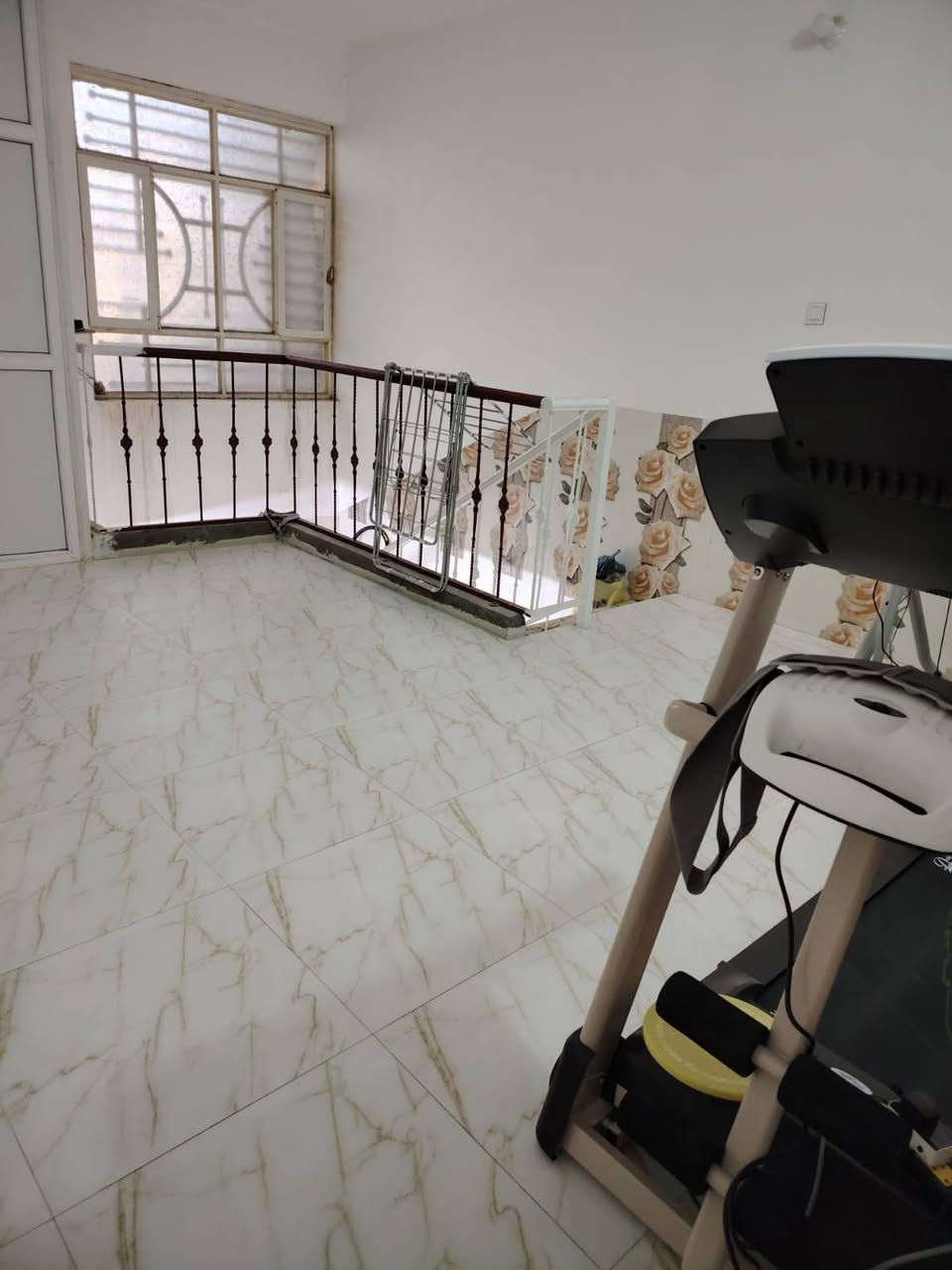 بيت في حي الميلاد 100 واجهه ٥متر في نزال ٢٠متر الطابق الارضي غرفه نوم وصاله هي صاله هي مطبخ واستقبال وصحيات داخليه وخارجيه الطابق الاول غرفه نوم وصحيات وصاله ومخزن وسطح *********** واتساب
