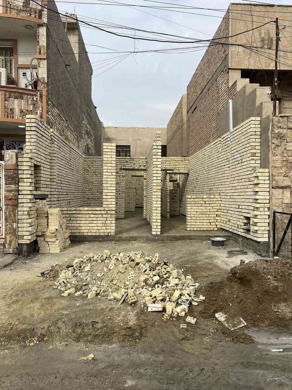 السلام عليكم بيت 120متر يقع على شارع 15 متر ورصيف 4 متر واجه 6نزال 20 قيد الانشاء تسليم مفتاح خلال شهرين يحتوي على شلال ومطابخ عدد 2 غرف نوم عدد 4 نظام سويت للاستفسار الاتصال ***********
