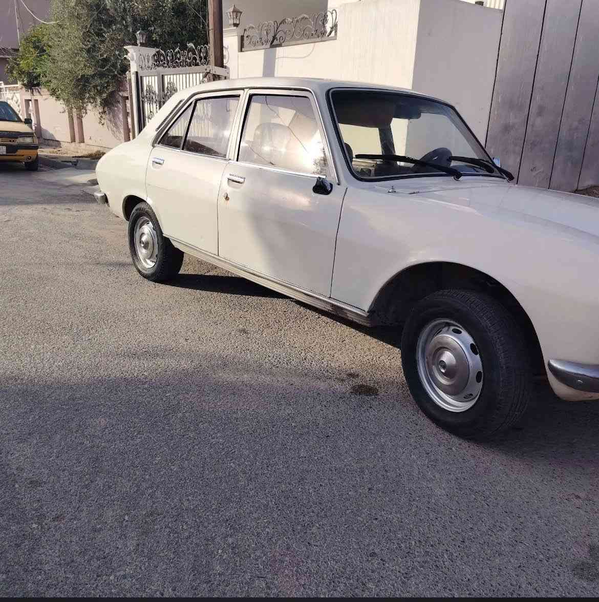 سلام عليكم للبيع بيجو موديل ١٩٨٢ شرط تحويل سنويه ورقم جديد مكينه وكير شرط مصبوغ عام جماليه وسعر ٥٠ ورقه وبيها مجال رقم ***********
