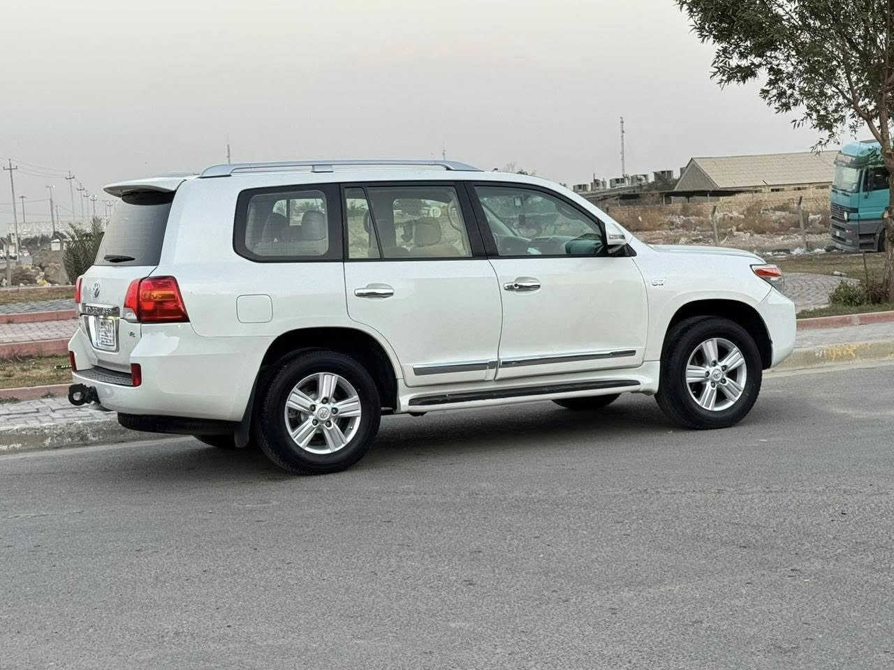 السلام عليكم للبيع لاندكروز 2012 VXR V8
محرك 8 سلندر السعر 268 وبيها مجال
***********
مواصفات السيارة معروفة 
بصمة تشغيل 
بصمة ابواب 
حساس خلفي 
كامرة دوارة 
ثلاجة 
نظام ABS 
تحكم استيرن  
اشارة بالمري 
فور ويل (4X4)
دبل دفلوك Diff lock
تبريد مركزي 
وبعد بيها هواي مواصفات ماذكرتهن 
رقم أربيل تحويل ثاني يوم 
بيها مكانات صبغ بدون حادث 
السيارة جاهزة مابيها مكان السيارة بغداد
