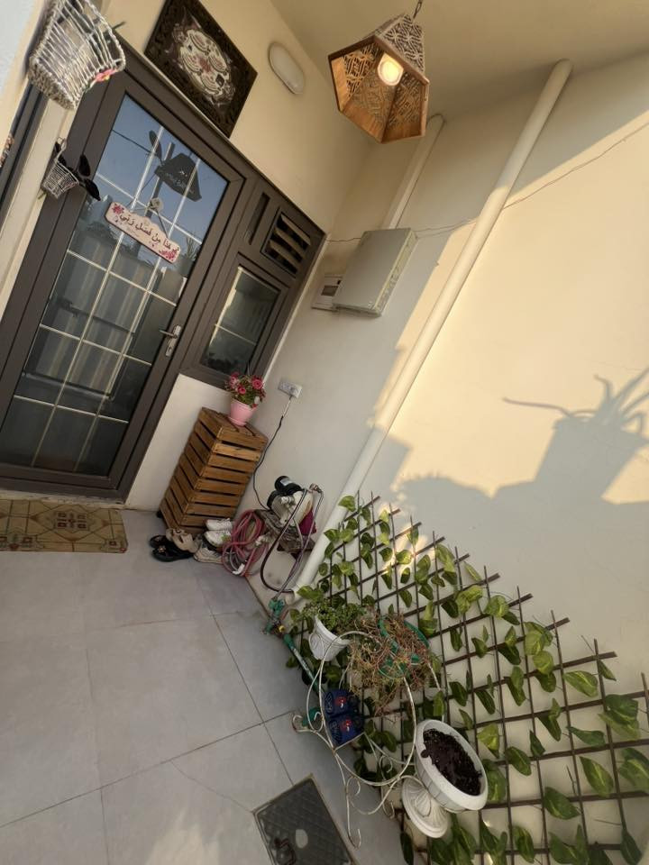 السلام عليكم بيت ٧٥ متر طابق ونص زراعي للبيع السعر ٥٠ وبي مجال الاستفسار اتصال على رقم *********** داره كوناره
