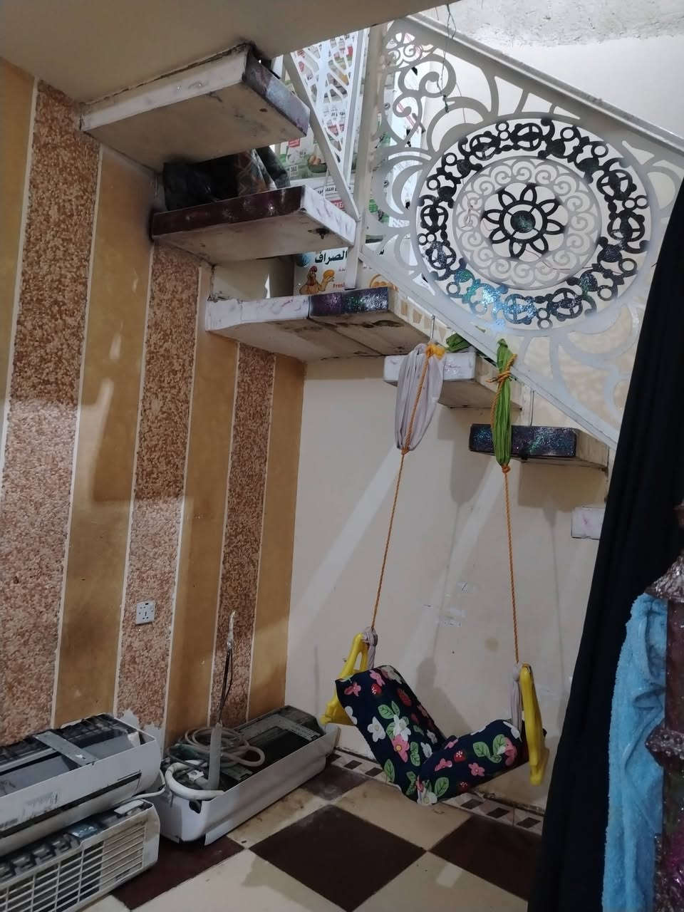 دار للبيع زراعي دجين قرب الطاقه مال الكهرباء مساحه 138 طابوك اعكاده يحتوي علئ غرفه صاله استقبال مطبخ صحيات داخلي خارجي ساحه السعر 48 اوبيه مجال بسيط إستفسار *********** اكرم الاسدي للعقار
