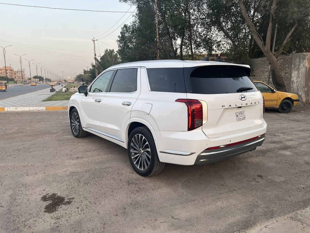 السلام عليكم 
بلسايد 2024 كالكرافي للبيع 
السعر —-238 ورقه قفل  بدون رقم تترقم جميع محافظات العراق .
السيارة فول مواصفات أعلى فئة بالبلسايد 
داخل ابيض ملكي 
ماشية 12 mi
رادارات 
فتحتين سقف
كشنات تدفئة وتبريد ومساج 
كشنات منفصل 
٣ قطع تبريد 
عداد دجتل
٥ كامرات 
سستم صوت هارمن كاردن 
قيادة شبه ذاتي 
بردات خلفية
جنطة كهرباء 
-الحادث صبغ جاملغات امامي وخلفي 
صور الحادث مراسله واتساب 
للاستفسار 
***********
