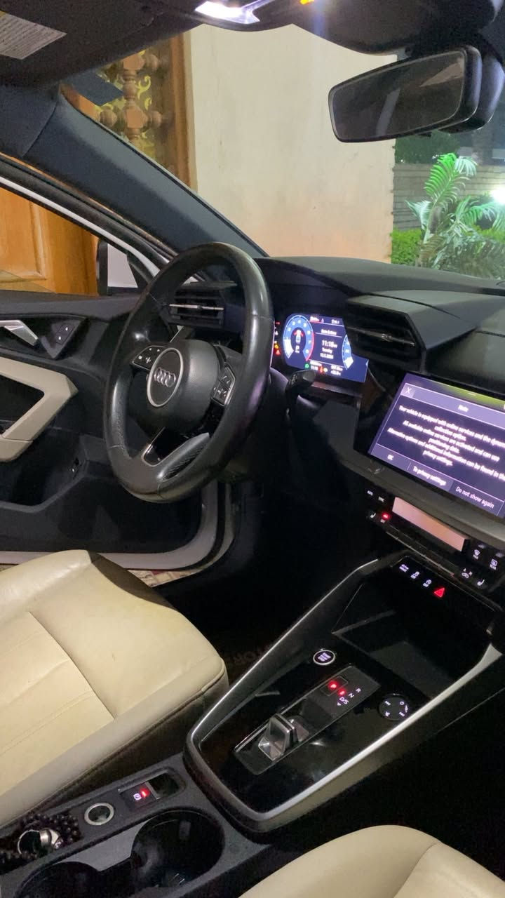 سلام عليكم ورحمة الله وبركاته
للبيع سياره اودي Audi A3 موديل 2022 
ثلاث قطع صبغ جهة السايق باب وجاملغ خلفي 
وصفحه عكس السايق جاملغ امامي 
سياره فول للأخير 
كشنات امامي كهرباء 
هند بريك دكمه 
حساسات كاميرات فول 
ماشية 60300 km
هزة ولوحات جدد 
تحويل ثاني يوم بسمي السياره 
السعر 16.500$ وبيها مجال بسيط حك الجية 
مكاني بغداد 
للاستفسار متواجد نت 
***********
