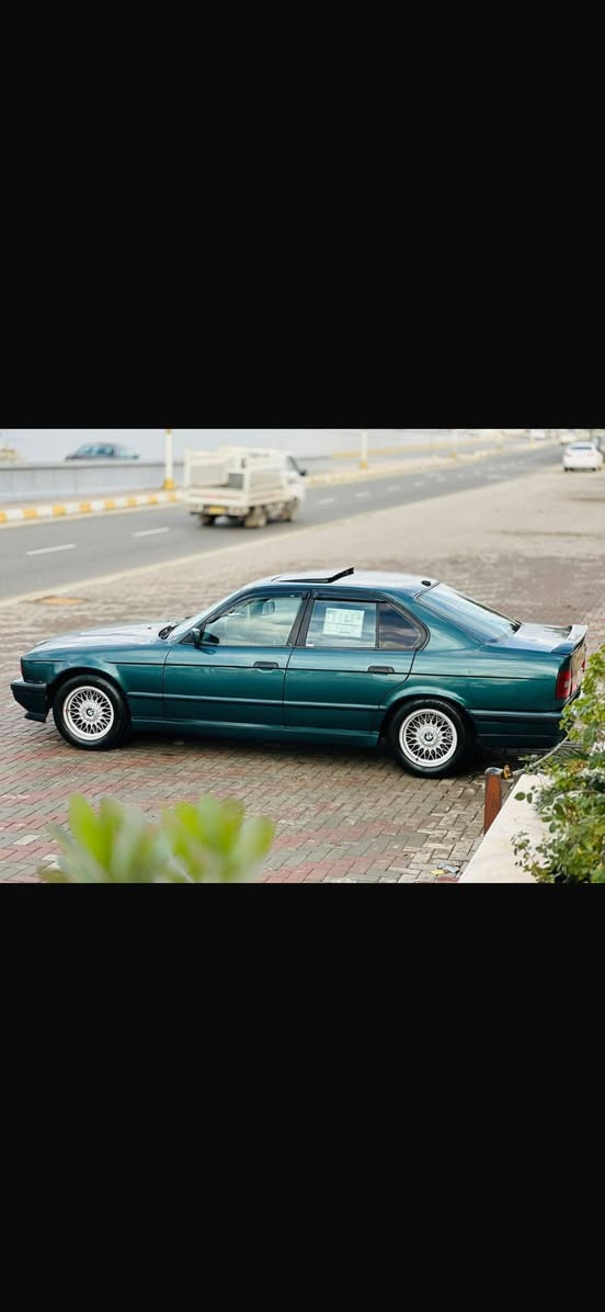 السلام عليكم للبيع بي ام موديل 1992 محرك مسكر شرط كير وتماتيك شرط صدر امامي خلفي جديد تخم تاير جديد تخم ويل اصلي بلادي رقم غداد دولي سنويه الغايه 20230 هزه جديد تبريد ثلج < تدفئه نار السياره صبغ عام جماليه بدون اي حادث غرفه جديده دبل يرباك ستيرن يرباك السعر 65 وبيها مجال  مكاني بغداد و بيه زنون للتواصل ***********
