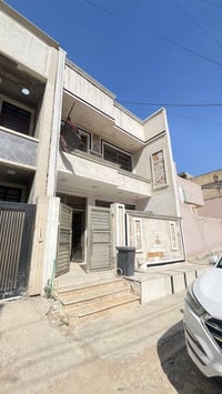 بيت نضيف للبيع طابقين ونص الطابق الارضي بي استقبال وهول ومطبخ وغرفة نو...