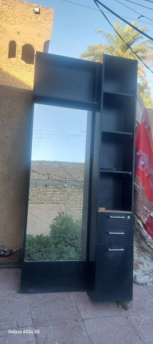 سلام عليكم
متاح ميز حلاقه عدد ٣ 
مثل ماواضح ب الصور 
مكاني بغداد حي الجهاد ***********
السعر ٢٠٠ قفل جوه السوك اليريدهن يتصل او يراسل
