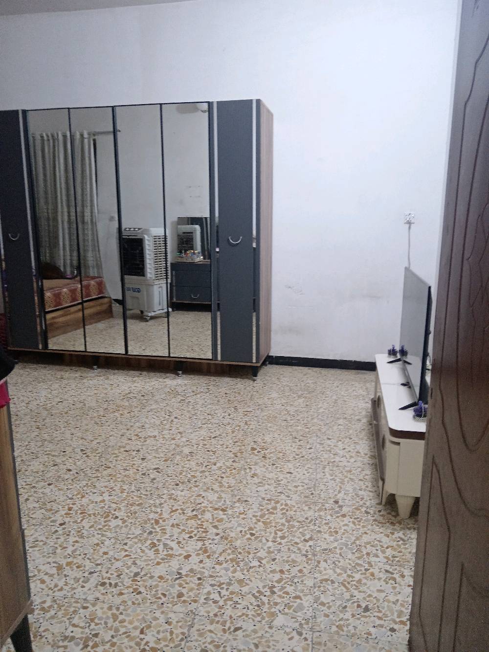 بيت للبيع مساحته 130متر يحتوي ع طابقين طابق الأول جاهز للسكن يوجد فيه غرفه نوم كبيره وغرفة استقبال وصاله ومطبخ وحمام داخلي وحمام خارجي والطابق الثاني يوجد فيه غرفتين نوم وحمام ومطبخ ناقصه كاشي وبياض المشتل شارع المدارس قرب البطاقه التموينيه

