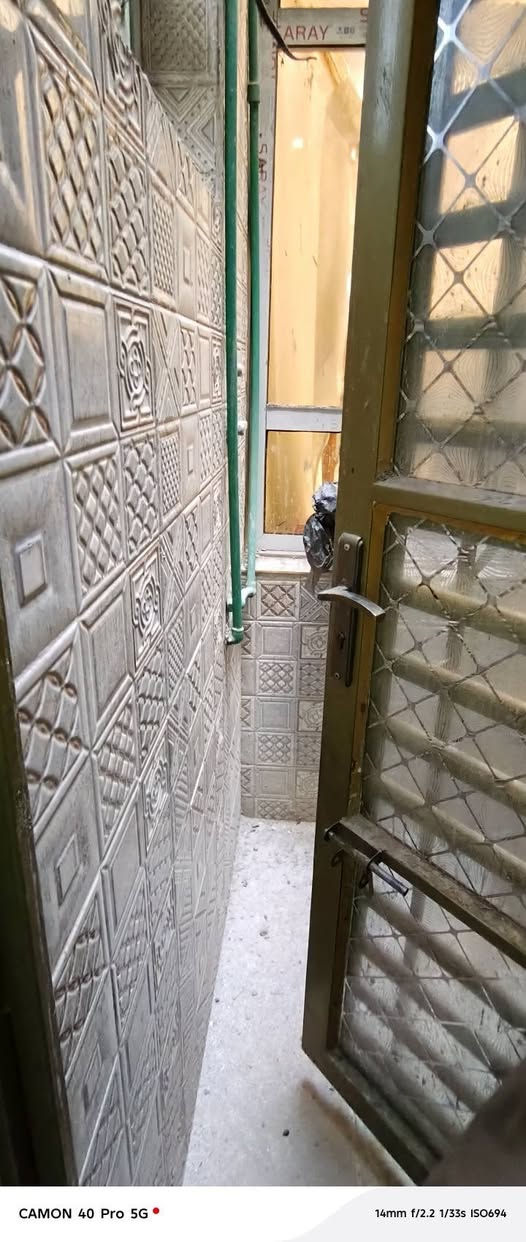 سلام عليكم عندي بيت مساحة ٧٥م مجمع السلطان الطابق الاول كامل والطابق الثاني عضم توني فاتح القالب بي ٣غرف نوم أو مدخلين ارتفاع البيت ثلاث مترات أو ربع بسعر كلش مناسب للتواصل ***********
