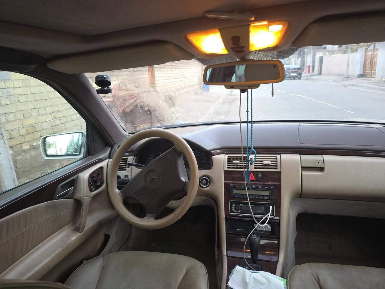 السلام السلام مارسيدس ام عيون مديل ٩٧
لون ذهبي 
كير مكينه خير من الله 
تبريد منظومه جديده 
بيانو 
فتحه سقف 
بيها جراد قليل  بس بابين بيهم  قليل موضح بلصوره 
السعر ٨٥ وبيها مجال 
سياره مصبوغه عام بدون معجون بدون ضربه
رقم بغداد 
العنوان بغداد البنوك 
***********
