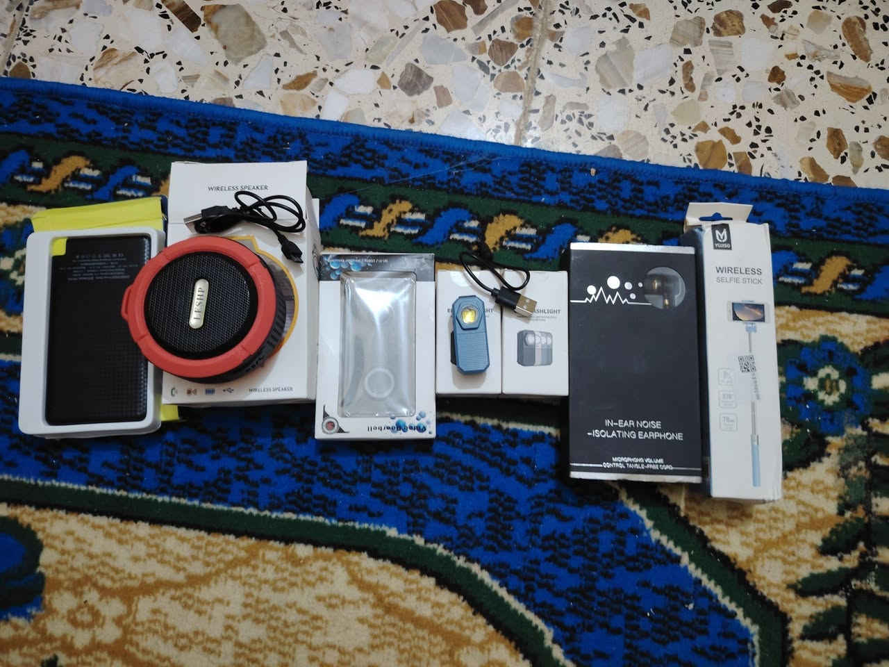 غراض جديده غير مستخدمه شوف عزيزي
عصا سلفي موبايل   +هيتفون موبايل اصلي + زرازير معرف شنو ع شحن مال دراجه او سياره قويات كلش عدد2 + سماعه تربط بلتوث او ايفاي ع موبايل وتدعم ميزات هواي من ضمنها انتصال صير سياره او دراجه  +  بور بنك جديد حجم 5000+ قطعه مال باب شلون كامره او جرس 
كل ذني بيش ب 30 الف فقط


**إذا كنت صاحب هذا الإعلان وتريد حذفه لأي سبب، رجاءا أرسل رسالة إلى الدعم الفني**