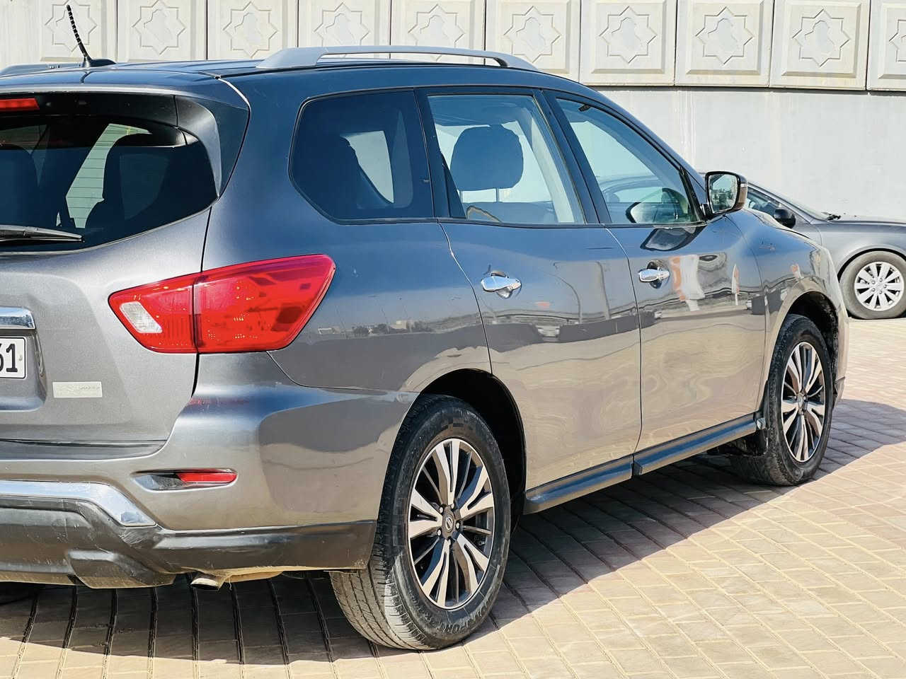 السلام عليكم
نيسان باثفندر 
موديل 2017 
لون فيلي 
المسافه المقطوعه 82 الف 
نوع المحرك v6
المواصفات تحكم مقود بصمة تشغيل مثبت سرعه شاشه كبيره تبريد مركزي ثلاث مقاعد 
فول مواصفات عدا الفتحه  
سياره عائليه وحلوه رزنه وناعمه 
 رقم اربيل الجديد بسمي   تحويل مباشر 
الضرر 3 قطع جاملغات وبنيد بدون دواخل 
وشويه بخشم القماره بارد 
للتواصل على الرقم ***********
