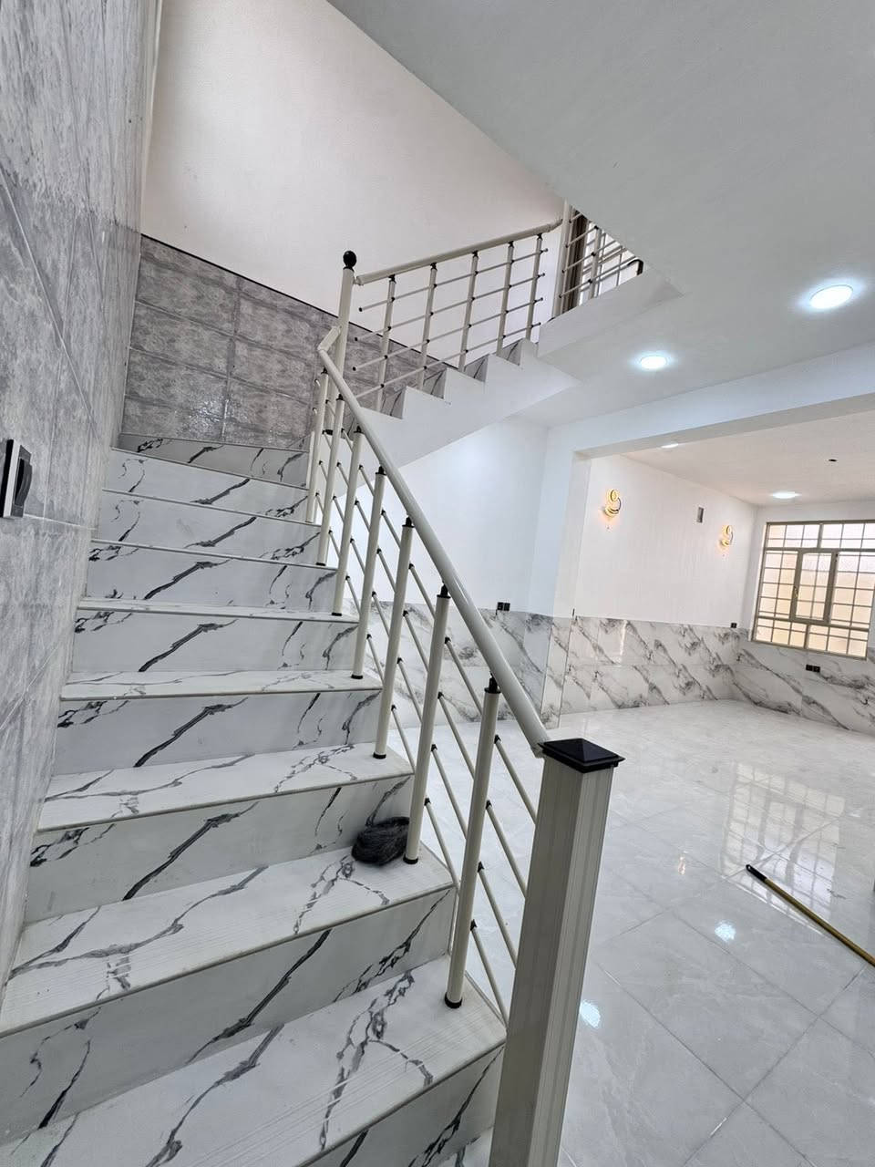 دار للبيع مساحته 100م 🏠 مكانة حي العسكري قطاع 16 بناء 

طابوق جمهوري عده الستارة البيت بي 2 غرف نوم 💤 وستقبال 

ومطبخ وصحيات بناء 2026 درجة أولى ✅

معروض مباشر من صاحب البيت 🏠 سعره مناسب جدا 

للاستفسار ☎️

***********
***********
