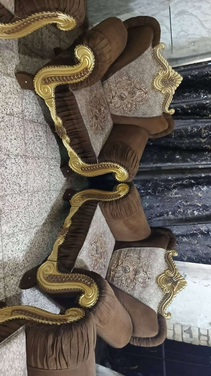 تخم ملكي 10مقعد 💺 نضيف جدا اي ضرر مابي تسكام خشب قوي وثكيل تكمه سفنج ضغط عالي سعر ,,300,,بي مجال مكان لبياع *********** يوجد واتساب
