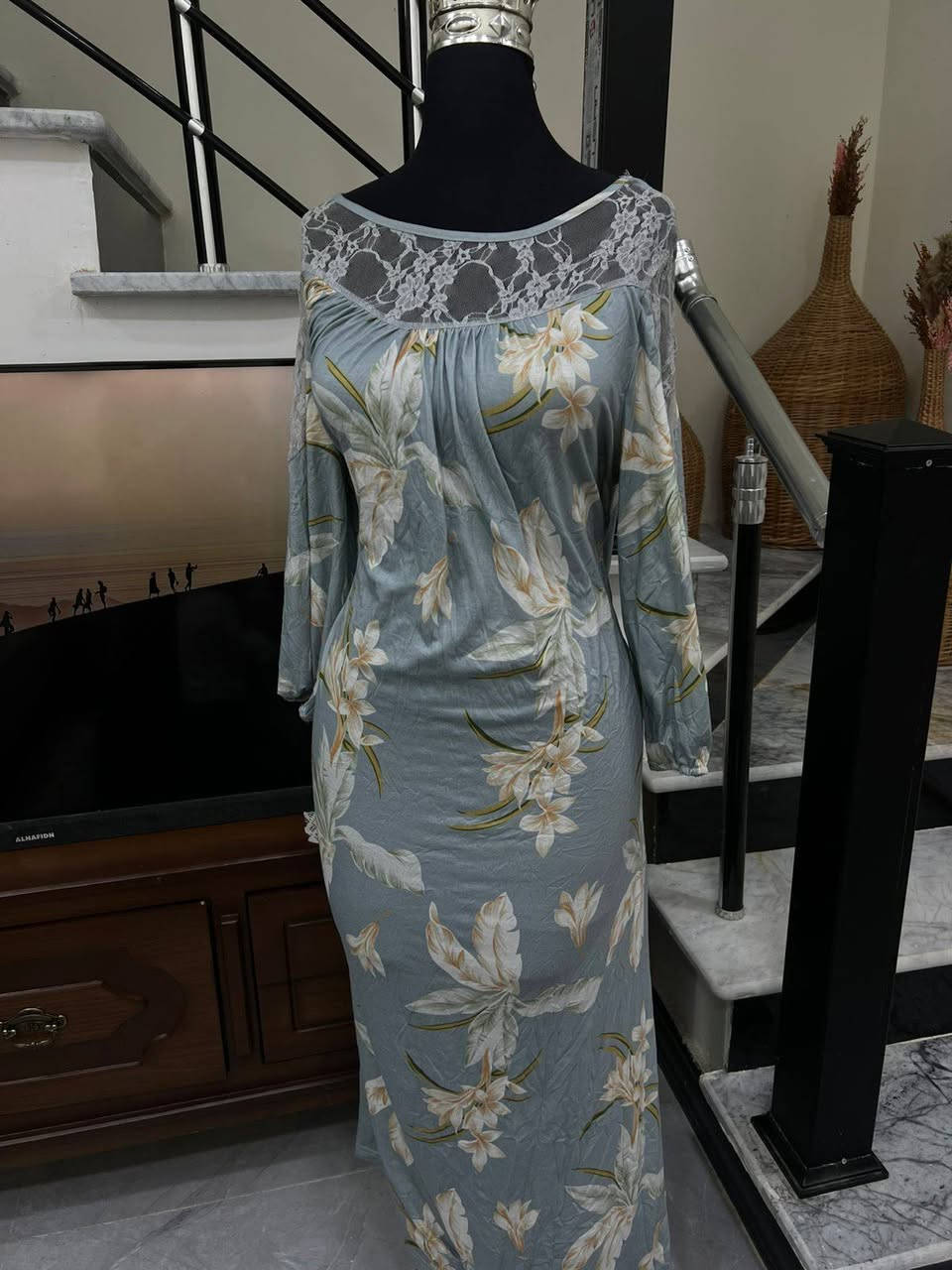 كل الكلبيات والفساتين ع ٧او ١٠  الف حسب القماش والموديل تواصل ع هاذه رقم ***********
