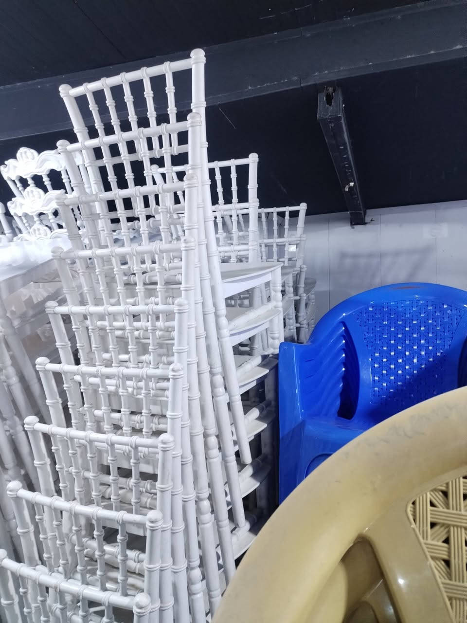 كراسي قصبه عضم عاج كلهه جدد نضاف تركي مو عراقي ابو الختم العدد ٤٥ كرسي السعر 9 الف العنوان بغداد ***********
