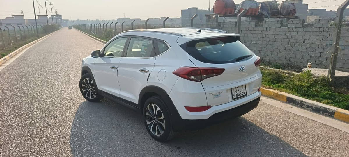 السلام عليكم للبيع هونداي توسان كوري وارد خليجي (الكاصد)
الموديل 2018 
رقم بغداد 
ماشيه 149 الف 
لون ابيض 
مكينه 2000 سايد بريك رجل 
كشنات جلد مري شفت اشارة ترحيب 
شاشه تاب جبيره والخ..... 
**بيه ملاحظات مذكوره بالسونار 
كير مكينه شركه 
السياره بالواقع احلى من الصوره السنويه بأسمي
السعر 178 وبيه مجال بسيط 
مكان السياره بابل/المركز 
للاستفسار ***********
