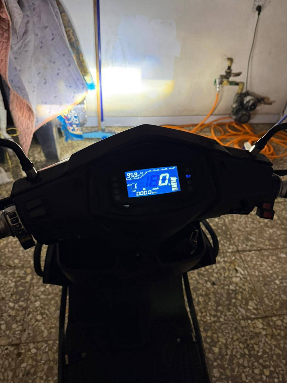 السلام عليكم دراجه شحن مستخدمه للبيع
مواصفات
لبطاريات 8 
الملف 3000 
سرعه 90 حقيقي
بيها صندوكين شاحن تايب A اثنين 
سماعات 
درع 
3 سرع بيها 
وه R
حساسات بريك 

الملحقات 
خوذه شحن
وه مرايات جانبيه
تجي دبل بصمه 
دبل صويج

السعر 8000الف
المكان بق
بغداد الحبيبيه 
الرقم 7831113343


**إذا كنت صاحب هذا الإعلان وتريد حذفه لأي سبب، رجاءا أرسل رسالة إلى الدعم الفني**